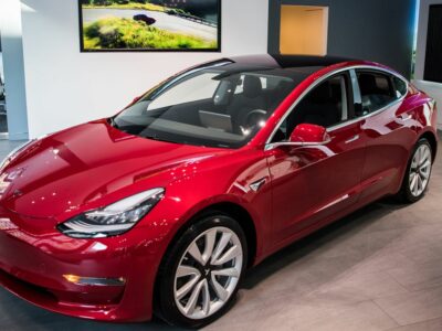 Tesla Model 3 i Sverige skapar långa köer