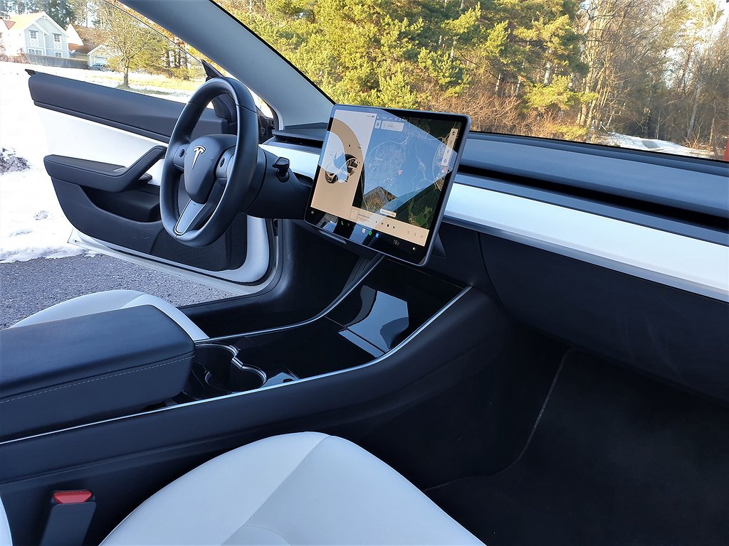 Tesla Model 3 PERFORMANCE AWD All White 1 brukare MOMS
