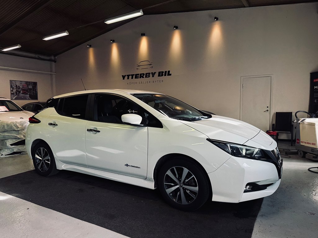 Nissan Leaf 40 kWh B-Camera Rattvärme SV-Hjul MOMS! Lågmil!