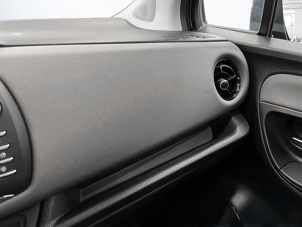 Toyota Yaris Hybrid e-CVT Active vinterhjul -backkamera