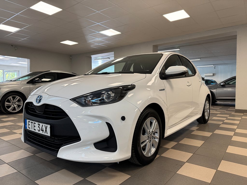 Toyota Yaris Hybrid CVT Active B-kamera ACC 116 Hk