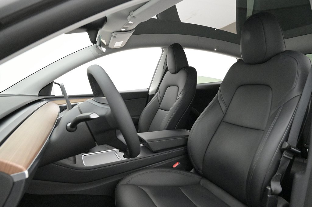 Tesla Model Y Standard Range RWD Autopilot Panorama