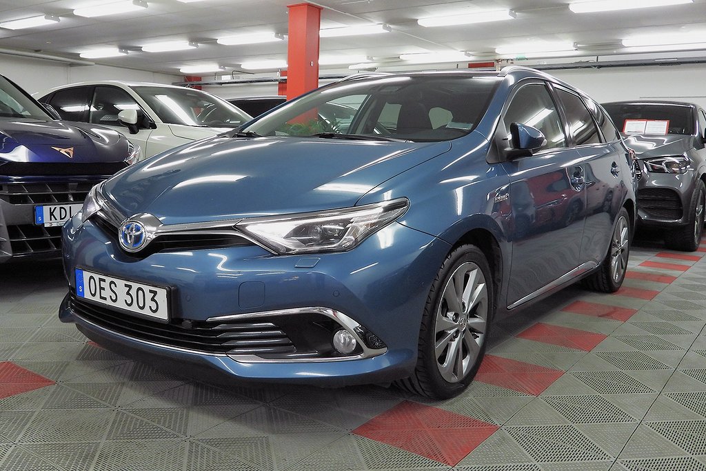 Toyota Auris Hybrid e-CVT Executive Drag Värme SoV Hjul Panorama Euro 6