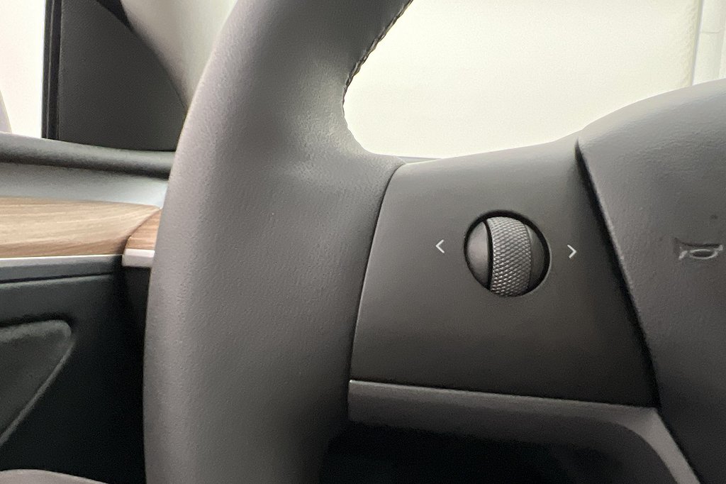 Tesla Model Y Long Range AWD Dragkrok En-brukare Autopilot