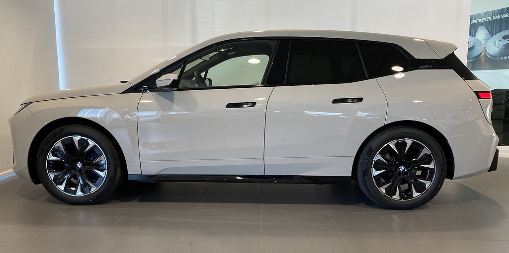 BMW iX xDrive60 Fully Charged M-Sport H/K Drag Fri Service*