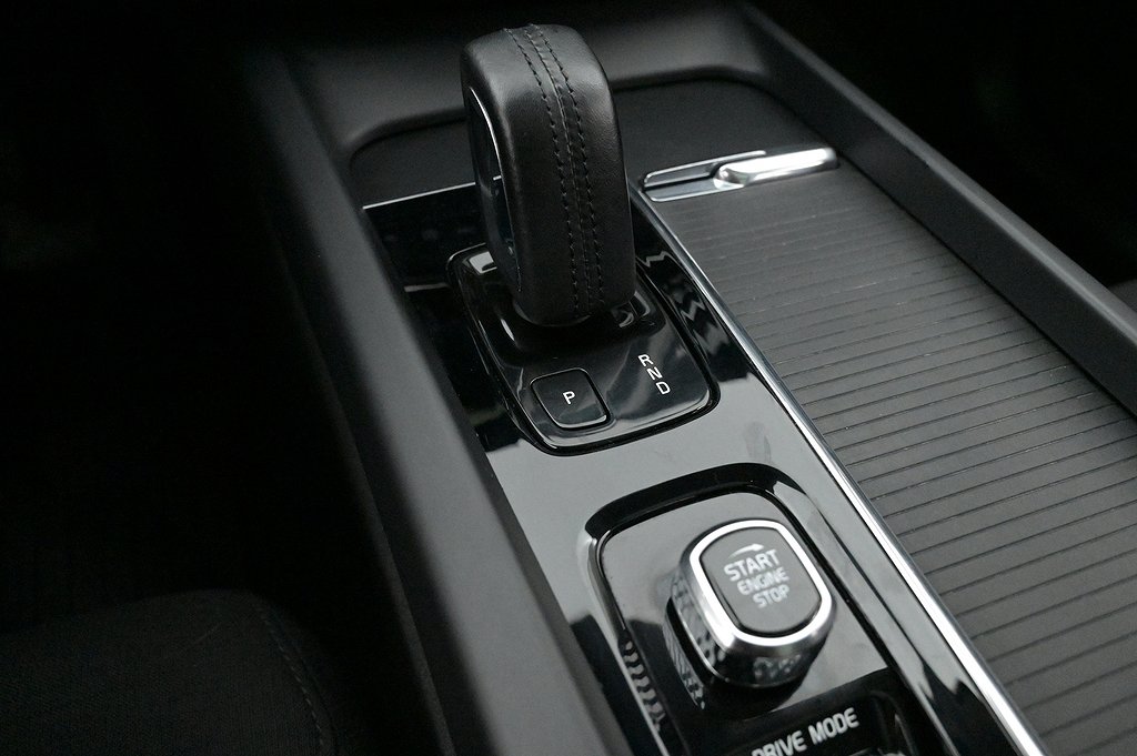 Volvo XC60 Recharge T6 AWD Momentum Adv. Pano LED Drag