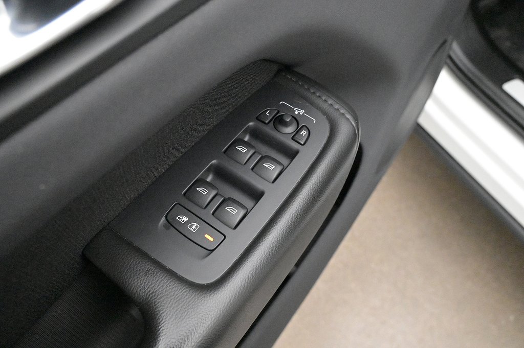 Volvo XC60 Recharge T6 AWD Momentum Adv. Pano LED Drag
