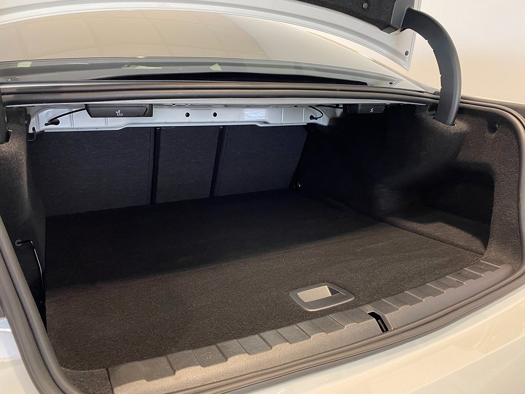 BMW 330e Sedan M-Sport HiFi Adptiv Farth. Drag Fri Service*