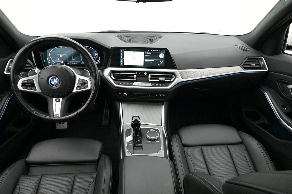 BMW 330e xDrive Touring M-Sport Pano Kamera Navi Värmare