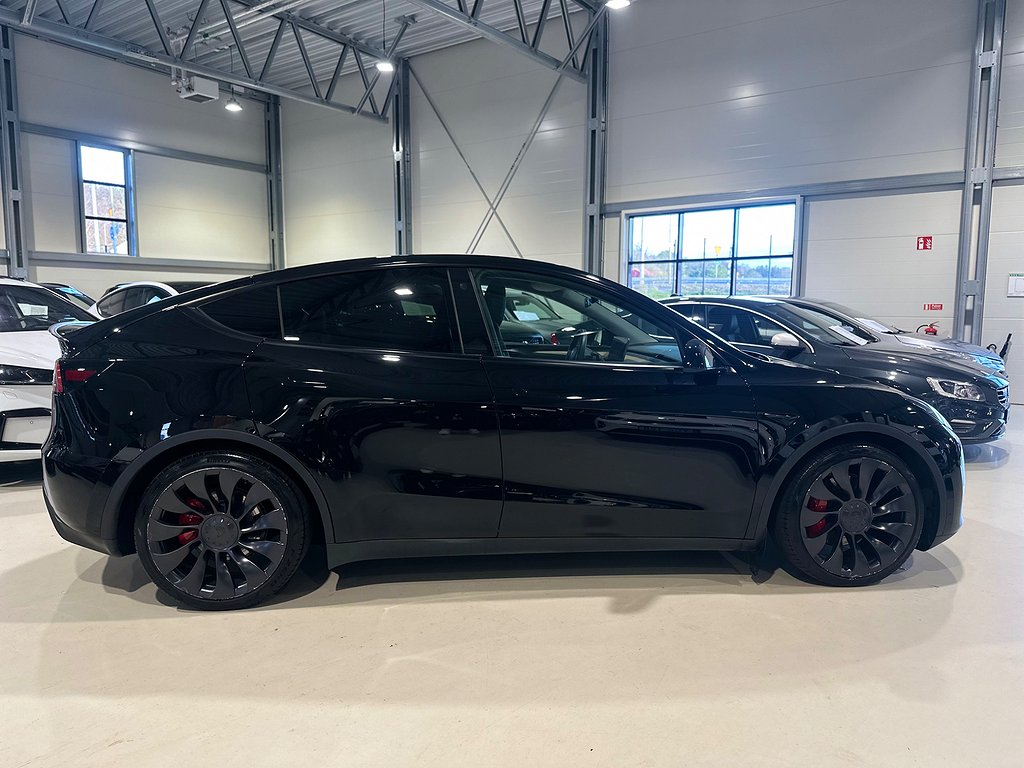 Tesla Model Y Performance 534hk  / Moms / Sv.såld