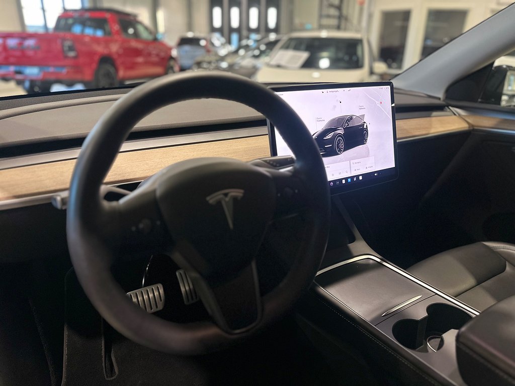 Tesla Model Y Performance 534hk  / Moms / Sv.såld
