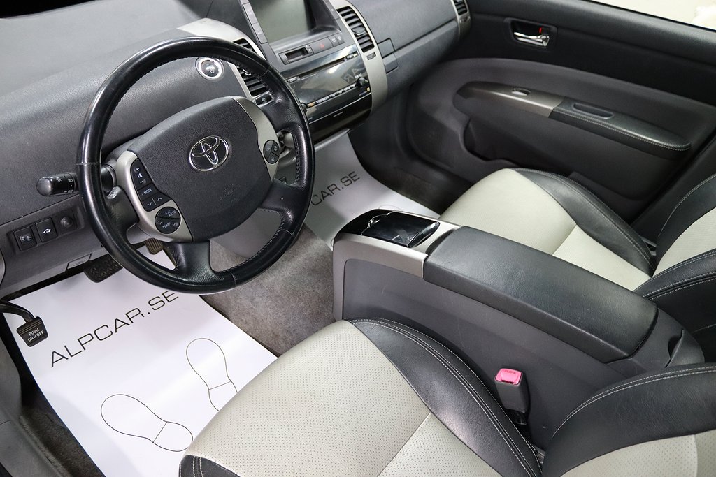 Toyota Prius 1.5 112HK KEYLESS JBL SKINN SENSOR BAK NYBES