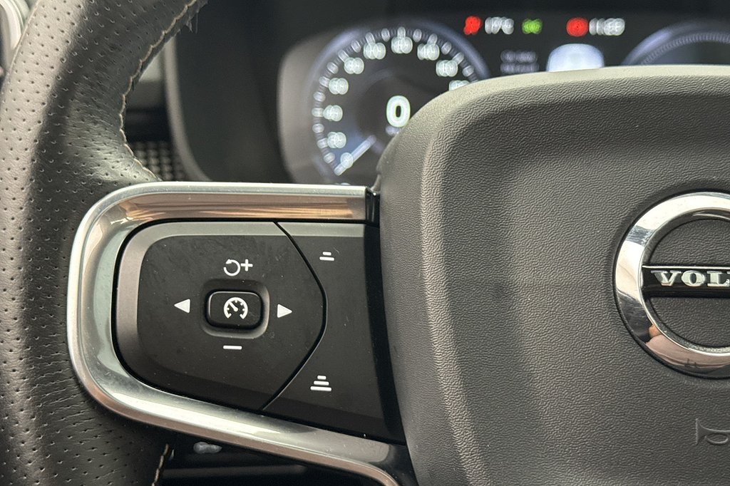 Volvo XC40 T5 TwEn 262hk R-Design VOC Värmare Pano H/K Skinn