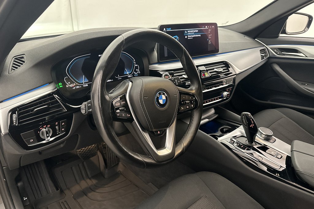 BMW 530e xDrive 292hk Cockpit B-Kamera Navi CarPlay MOMS