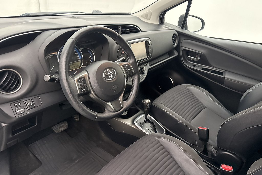 Toyota Yaris Hybrid e-CVT Executive Pano Kamera Farthållare