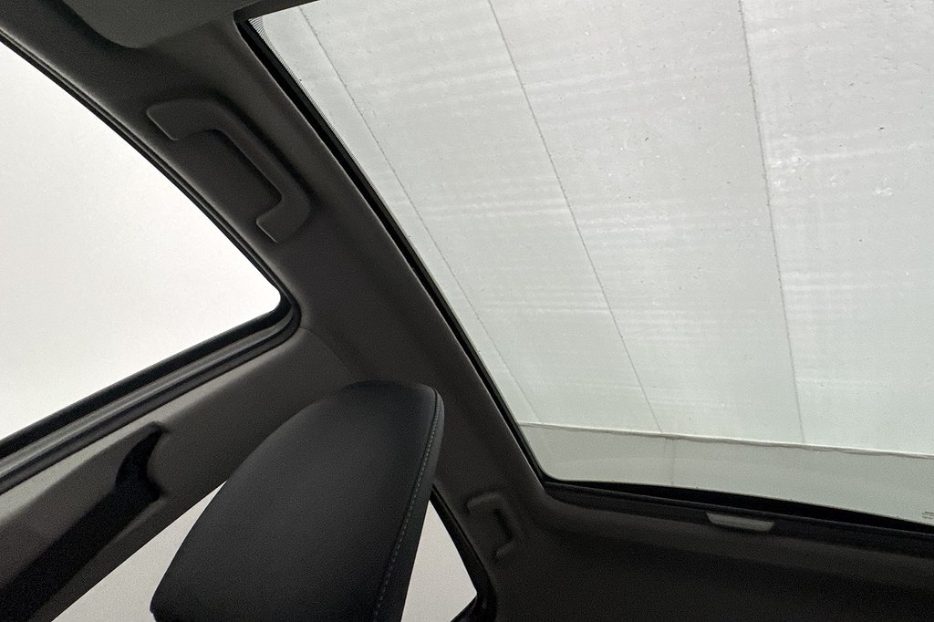 Toyota Yaris Hybrid e-CVT Executive Pano Kamera Farthållare