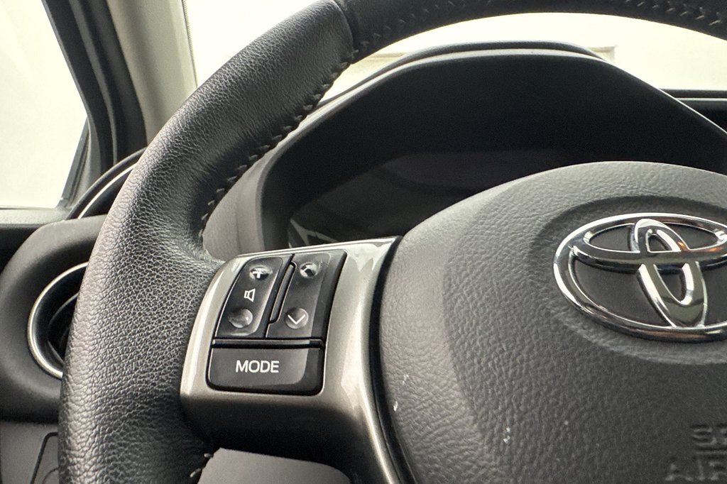 Toyota Yaris Hybrid e-CVT Executive Pano Kamera Farthållare