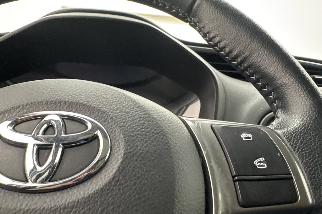 Toyota Yaris Hybrid e-CVT Executive Pano Kamera Farthållare