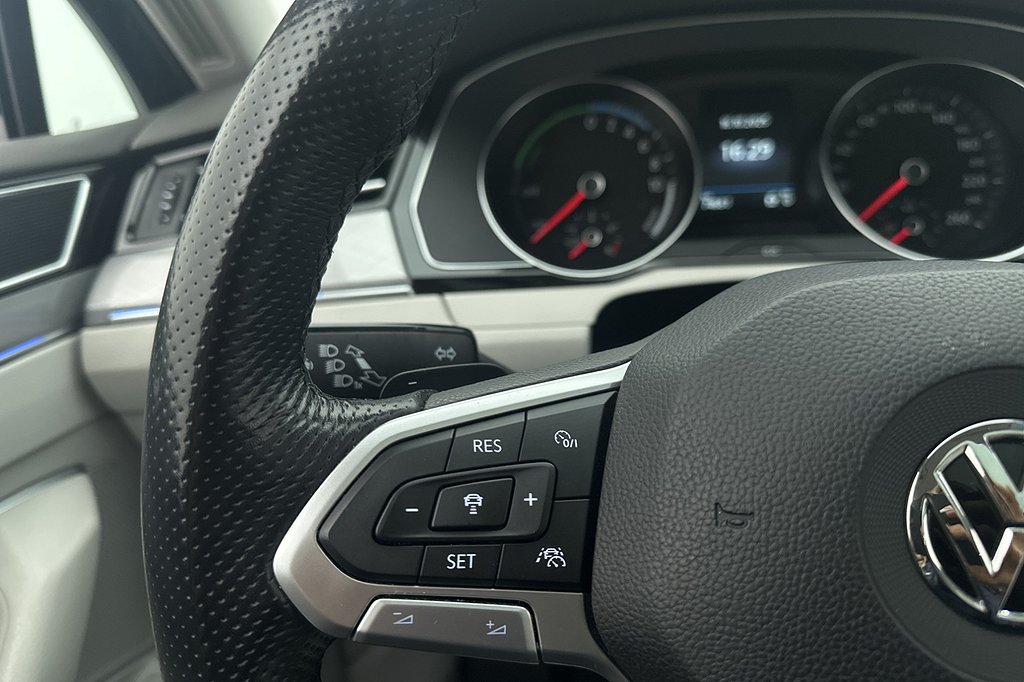 Volkswagen Passat GTE Panorama Dragkrok Kamera Skinn CarPlay