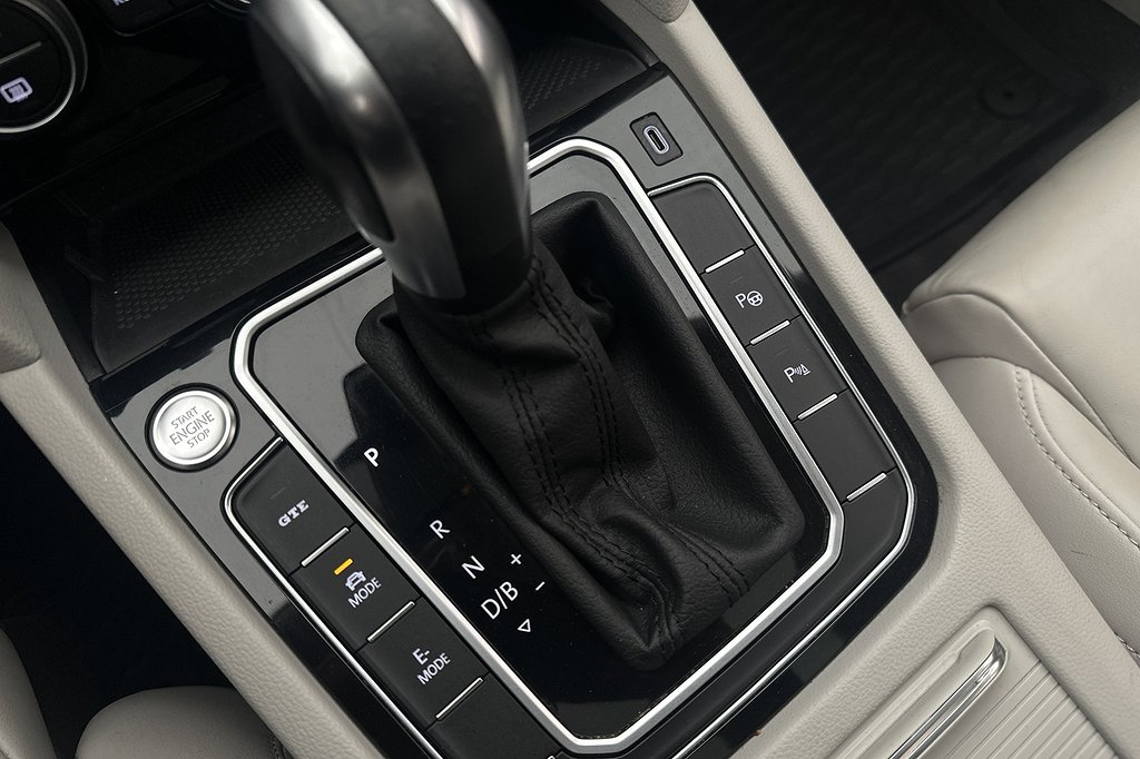 Volkswagen Passat GTE Panorama Dragkrok Kamera Skinn CarPlay