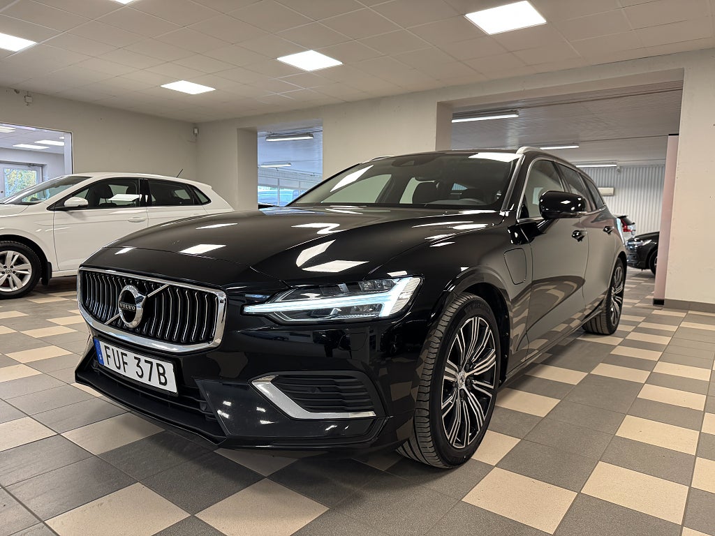 Volvo V60 T6 AWD Recharge B-kamera CarPlay Navi Drag 340 Hk