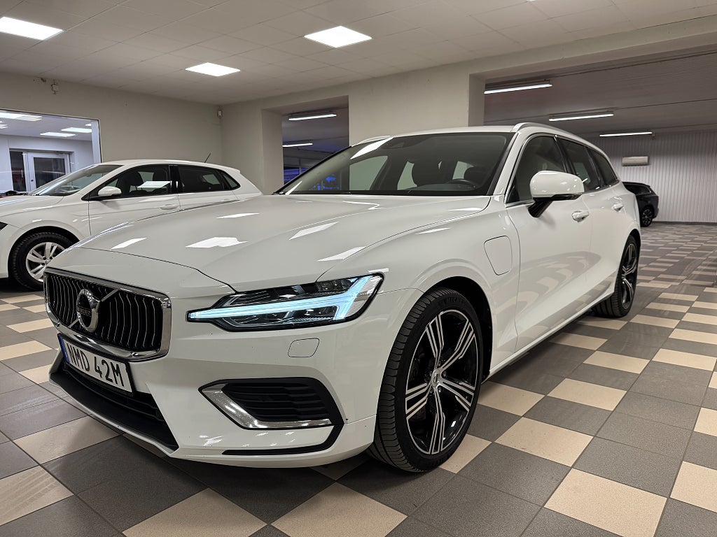 Volvo V60 Recharge T6 AWD Inscription Helskinn B-Kamera CarPlay Navi
