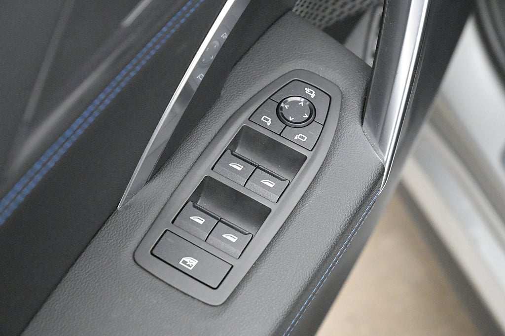 BMW iX1 xDrive30 M-Sport Drag Pano H/K Elstol Keyless