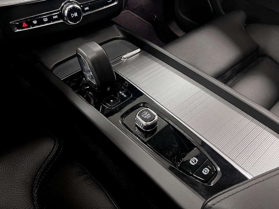 Volvo XC60 Recharge Plus Dark T6 350hk Aut 4WD-KAMERA,PANO,ELSTOL