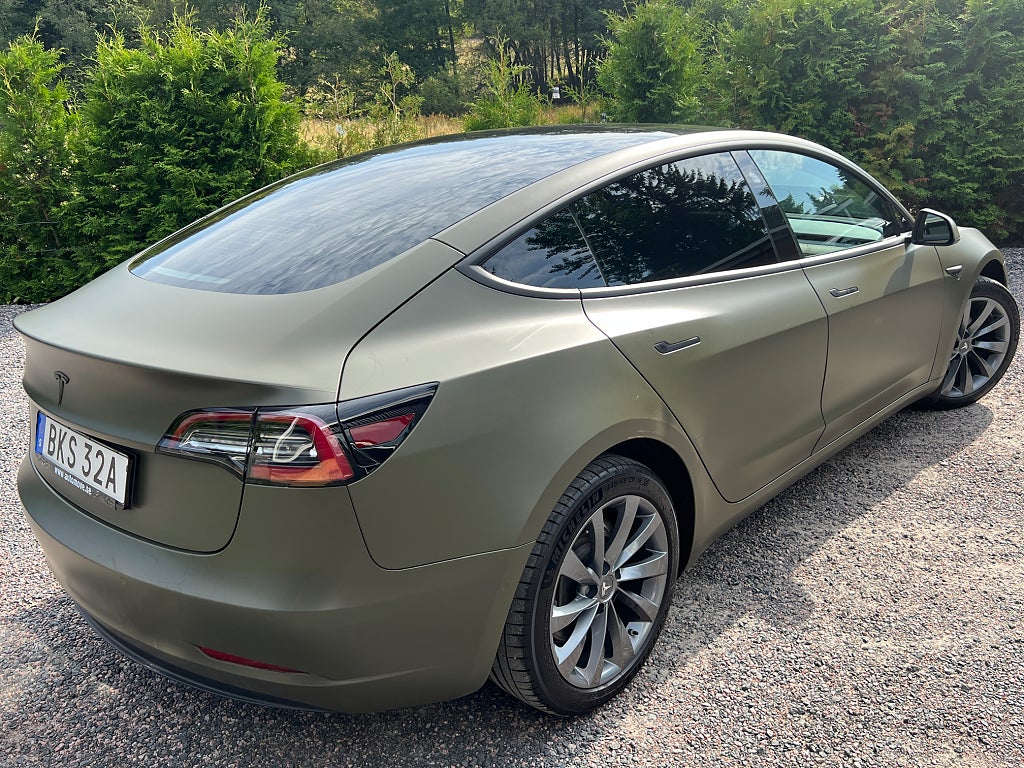 Tesla Model 3 Standard Range Plus. 258hk Nattogrön