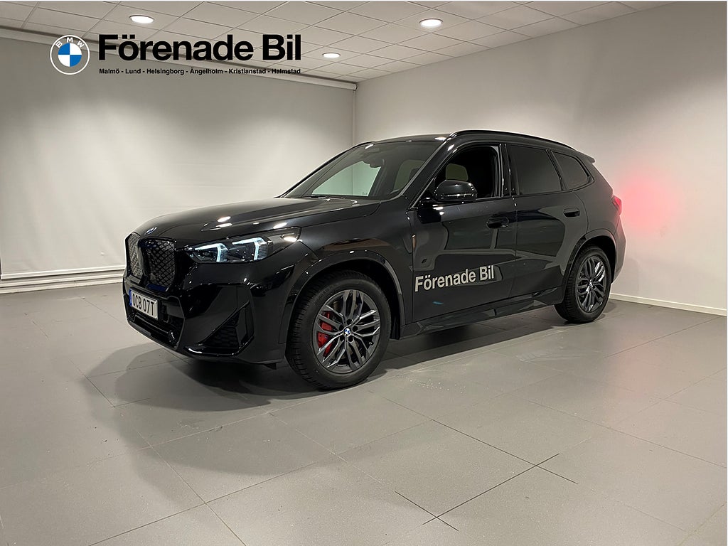 BMW iX1 xDrive30 M-Sport Pro H/K Panorama Adaptiv Farthållare Rattvärme