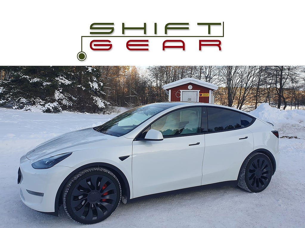Tesla Model Y Performance 03/23 MOMS All White Obs Skick 1äg