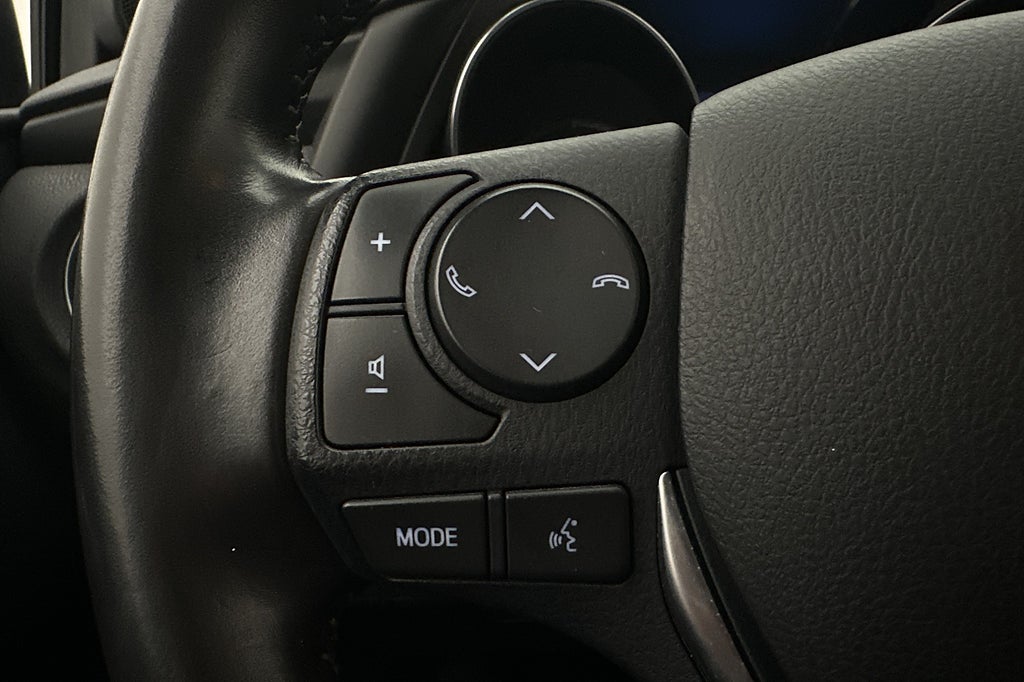 Toyota Auris Sports Hybrid Executive Värmare Kamera Sensorer