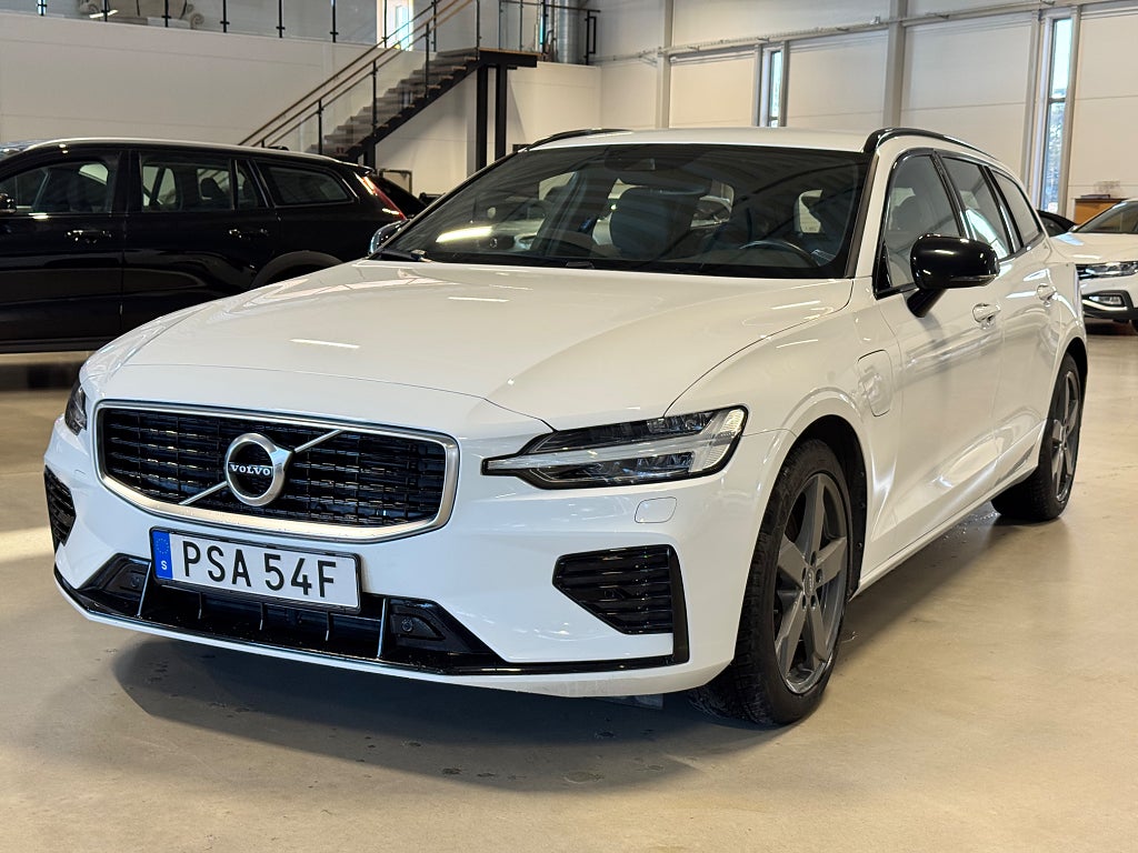 Volvo V60 Recharge T6 AWD R-Design MOMS AUT DRAG H/K LJUD VÄRMARE