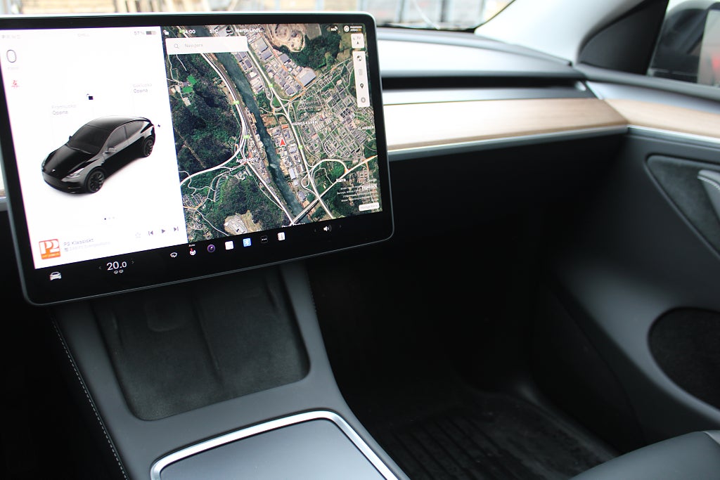 Tesla Model Y Long Range AWD Drag 20″ Moms Sv.Såld