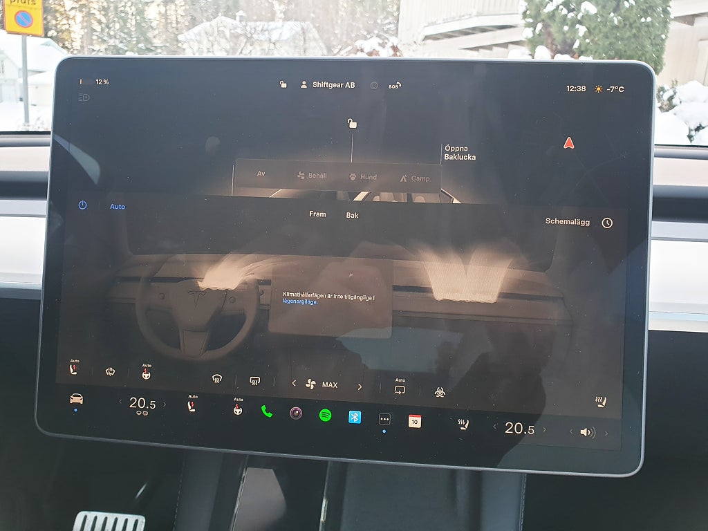 Tesla Model Y Performance 03/23 MOMS All White Obs Skick 1äg