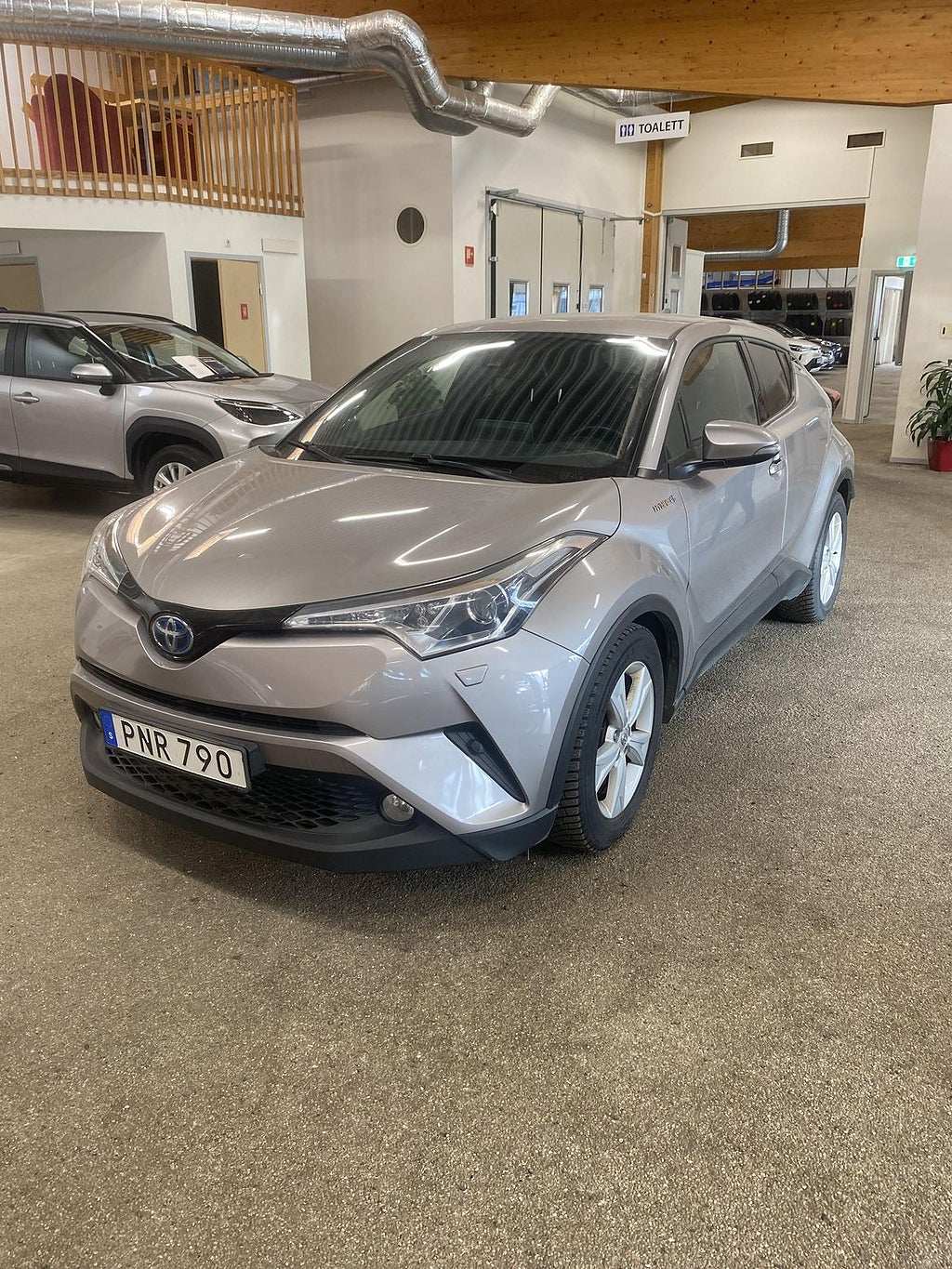 Toyota C-HR Hybrid 1,8 X EDITION SKINN JBL | Vinterhjul | Motorvärm…
