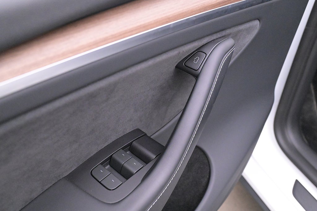 Tesla Model Y Long Range AWD Autopilot Panorama Drag V-Hjul