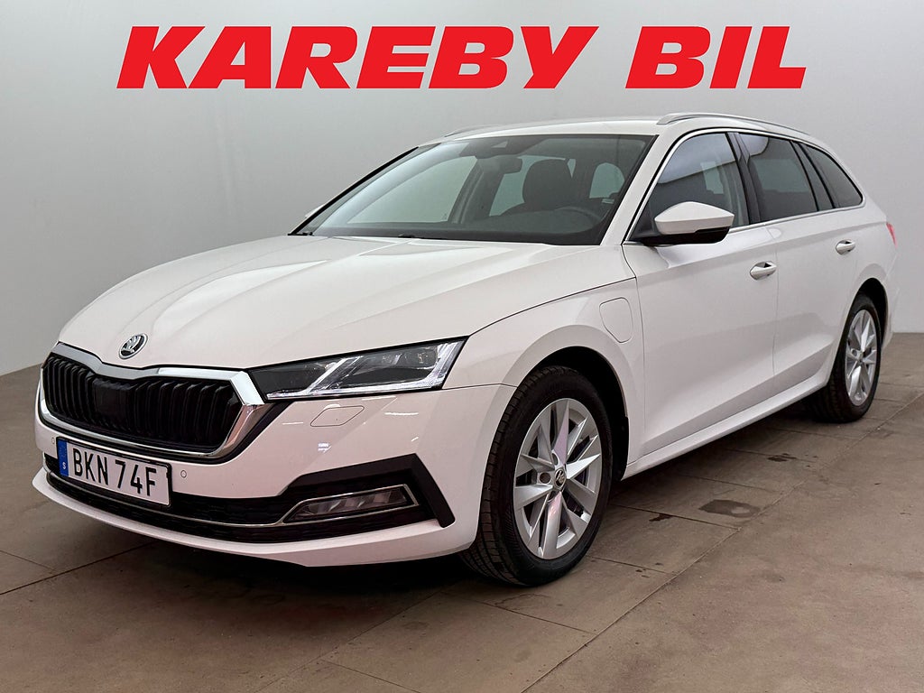 Skoda Octavia Kombi iV Style 204hk P-värmare B-kamera Drag Carplay