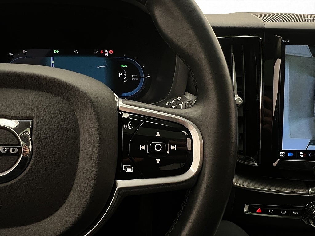 Volvo XC60 Recharge T6 AWD Plus Dark Pano H/K 360° Drag MOMS