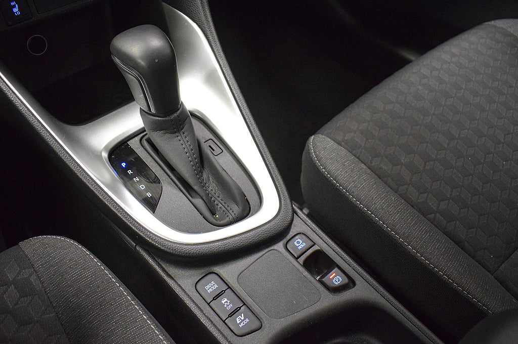 Toyota Yaris Hybrid Active Backkamera CarPlay Rattvärme Garanti