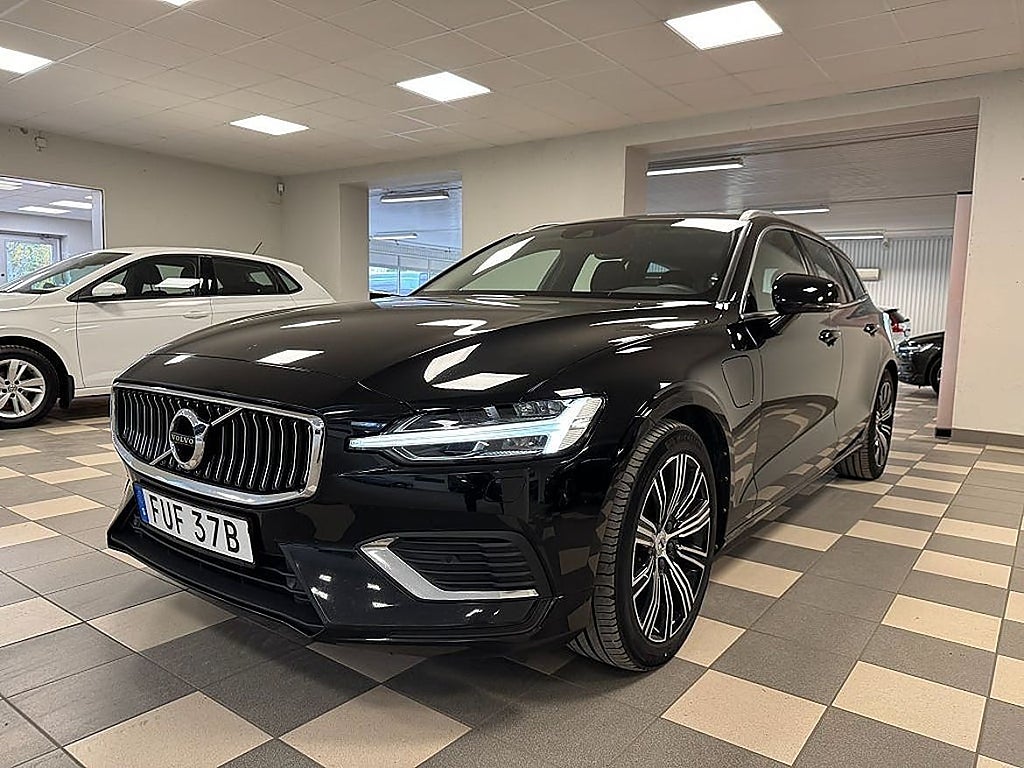 Volvo V60 T6 AWD Recharge B-kamera CarPlay Navi Drag 340 Hk