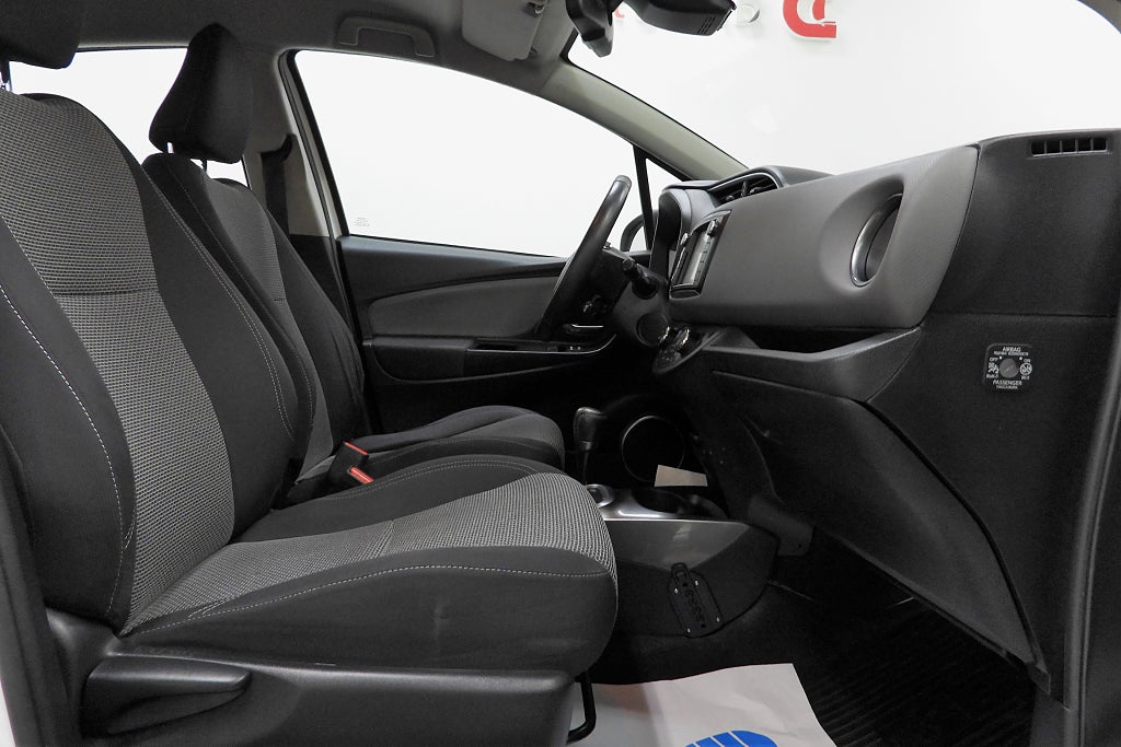 Toyota Yaris Hybrid e-CVT Active SoV Hjul Kamera MoK värmare MOMS