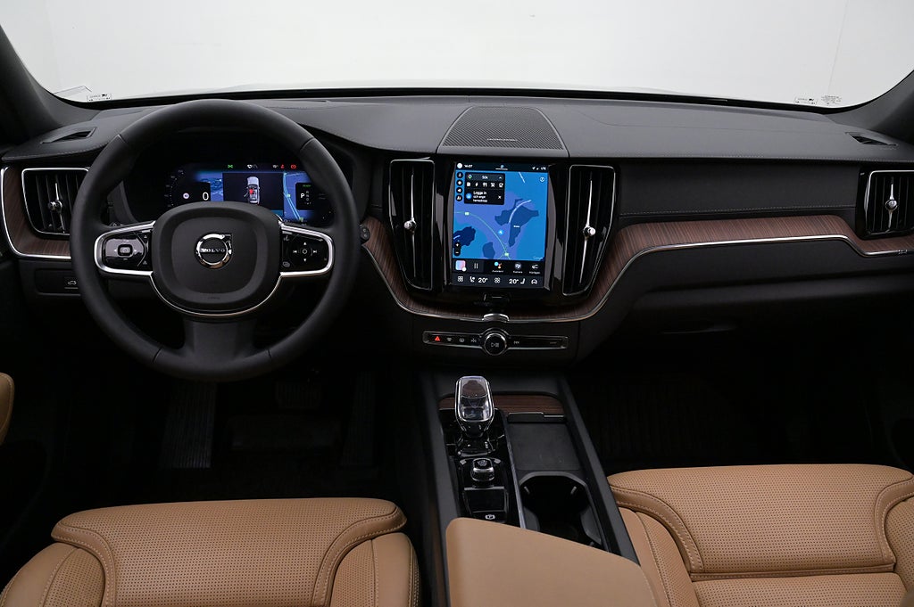 Volvo XC60 Re T8 AWD Ultimate Dark Drag Pano HK BLIS HUD 360