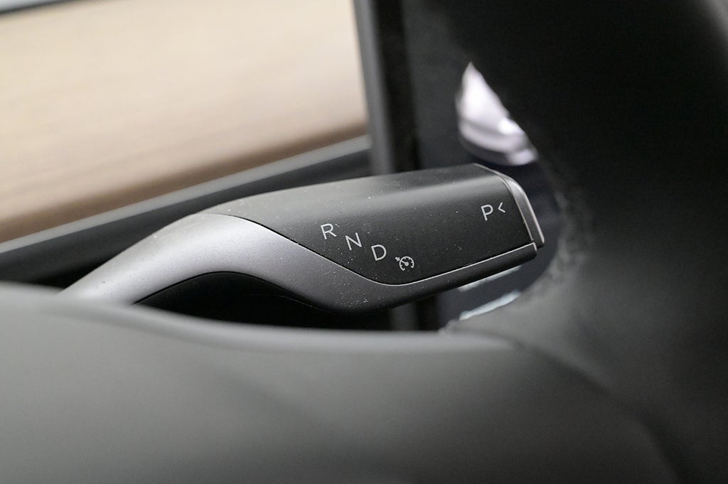 Tesla Model Y Standard Range RWD Autopilot Panorama Drag