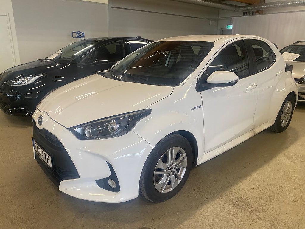 Toyota Yaris Hybrid 1,5 Active Komfortpaket | Vinterhjul | Motorvärm…