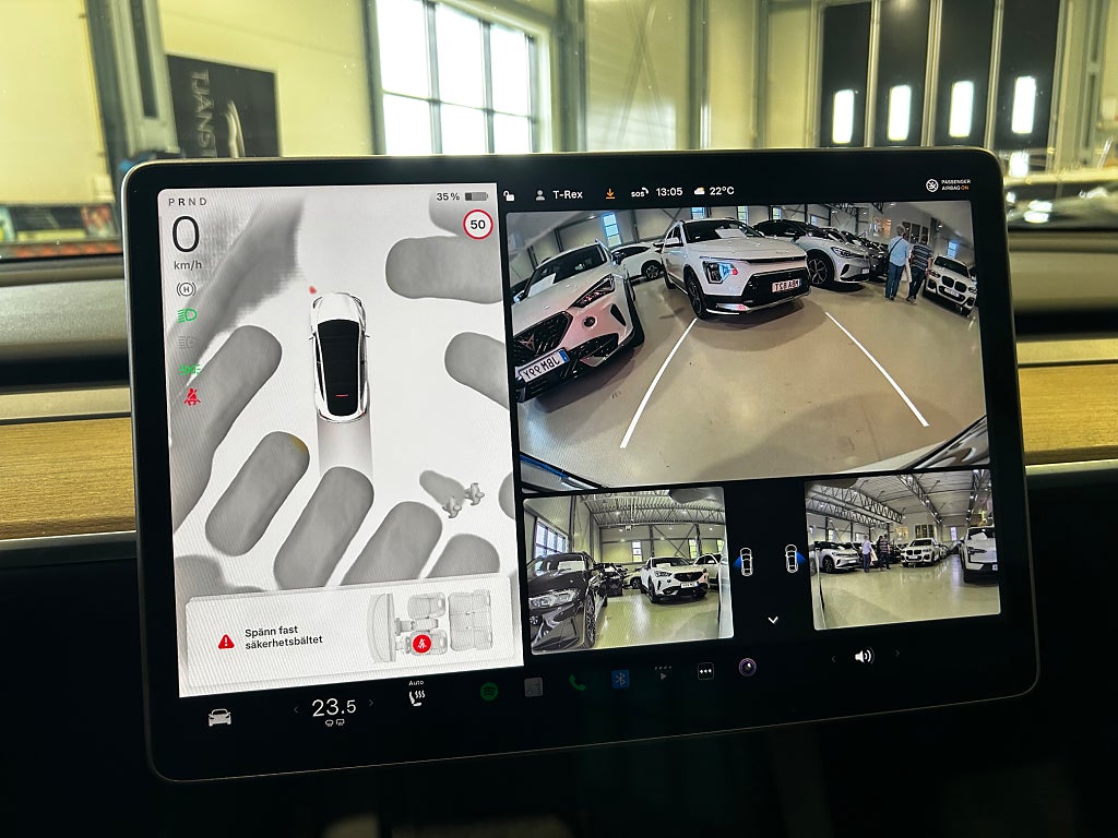 Tesla Model Y Standard Range RWD 299hk / dragkrok / MOMS