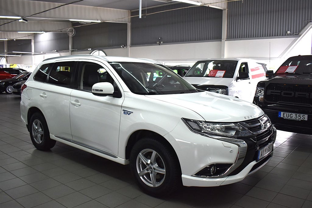 Mitsubishi Outlander PHEV CVT (203hk) City *Låga Mil*