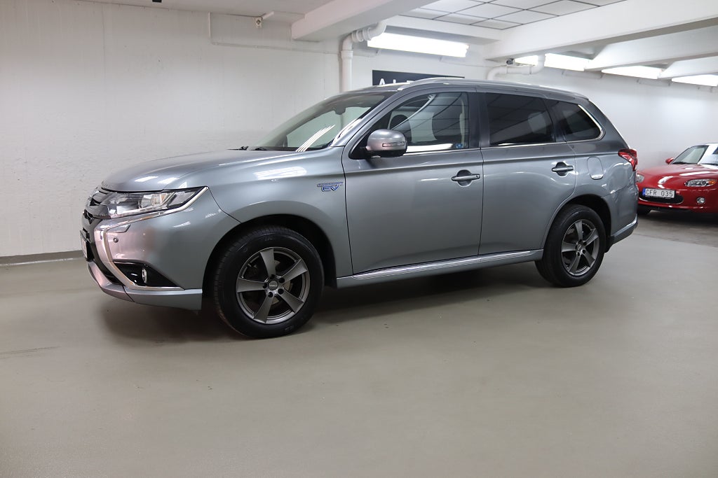 Mitsubishi Outlander PHEV 203 HK DRAG V-HJUL NYBESIKTAD FULLSERVAD