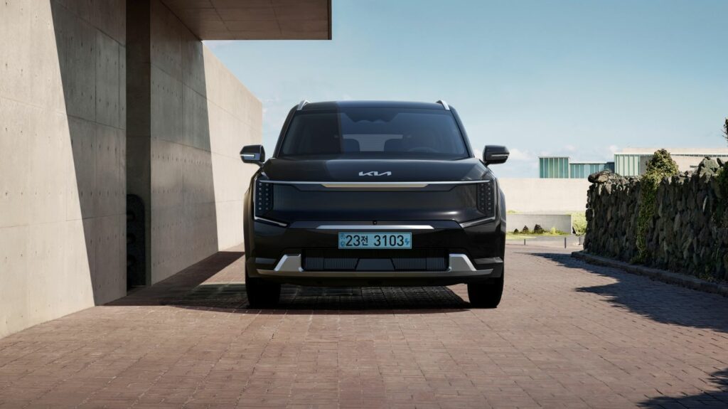 Svart elektrisk SUV parkerad i modern miljö – illustration till bästa elbil SUV