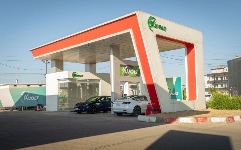 Elbilar vid modern laddstation – guide till begagnad elbil 2026